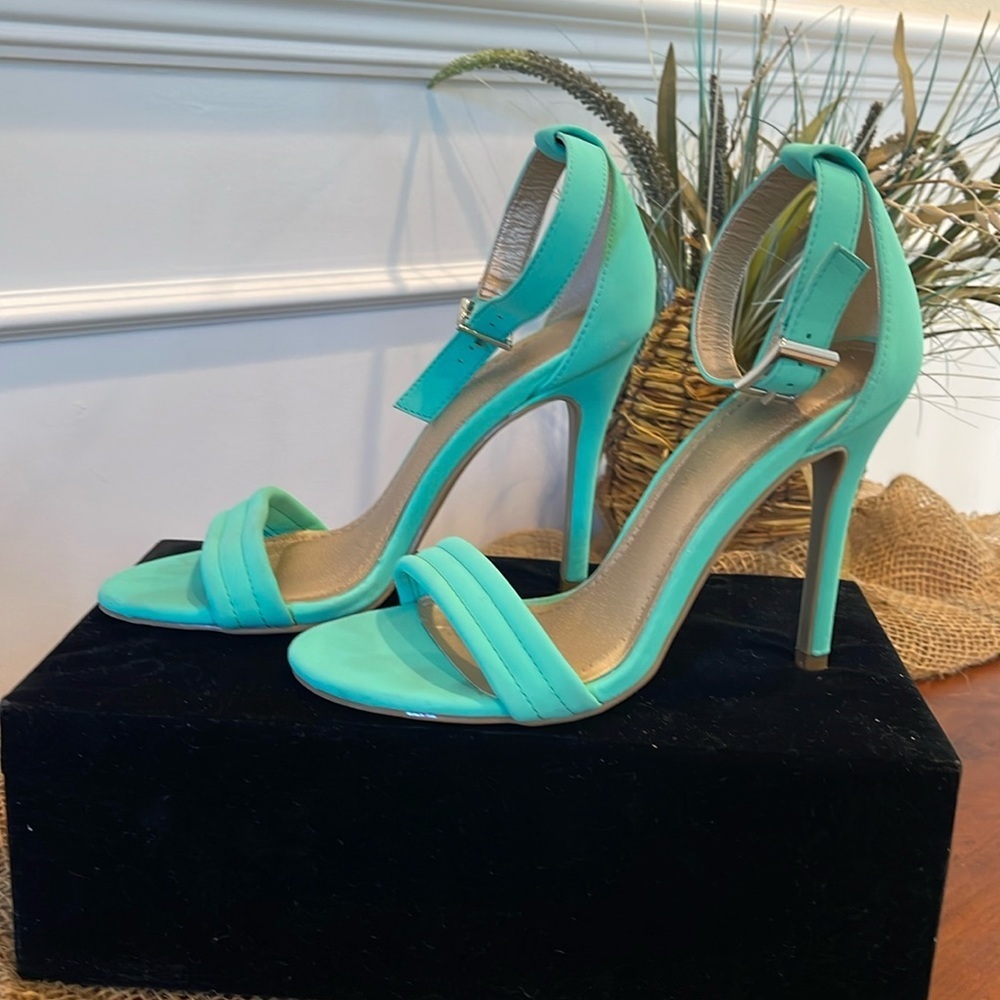Shoe Republic La Emily Mint heels size 6